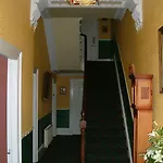 Couette-café Claremont House 3*