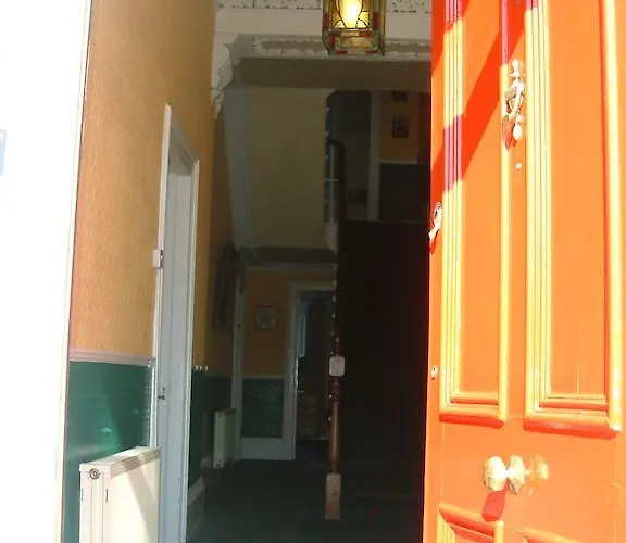 Claremont House 던레러