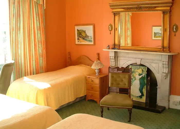 B&B Claremont House 던레러