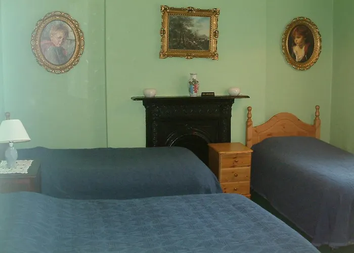 B&B Claremont House 던레러